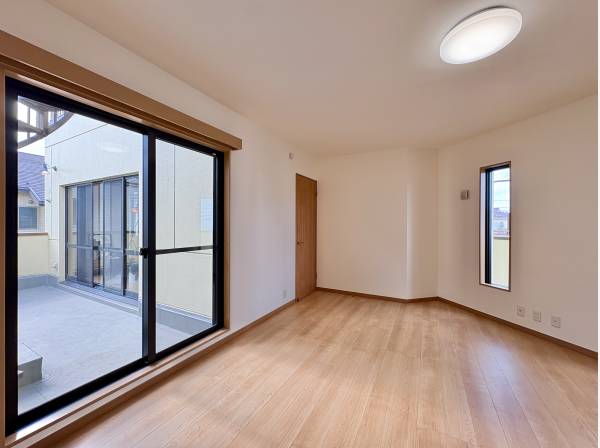 太陽の陽が差し込みバルコニーの様子もうかがえる開放的な空間です。