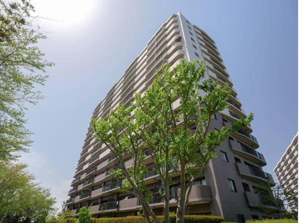 すらりと空へ伸びるような佇まいの高層レジデンス