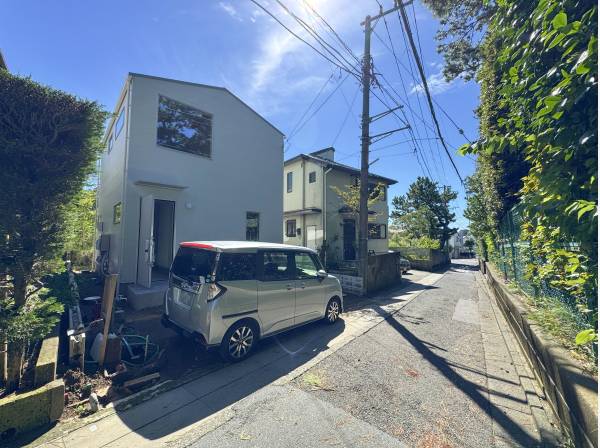 この道をまっすぐ進んだ方角に海が待っています