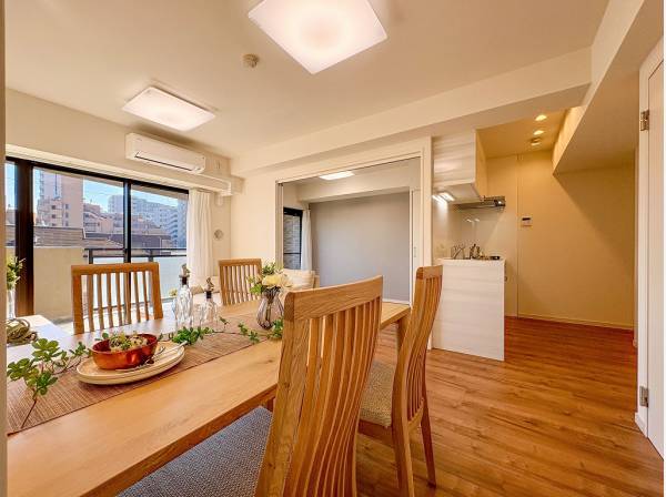 白いクロスに木の質感が映えるナチュラルテイストな住空間