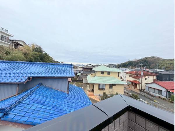 鎌倉の自然豊かな街並みの先に江ノ島も望む贅沢な眺望