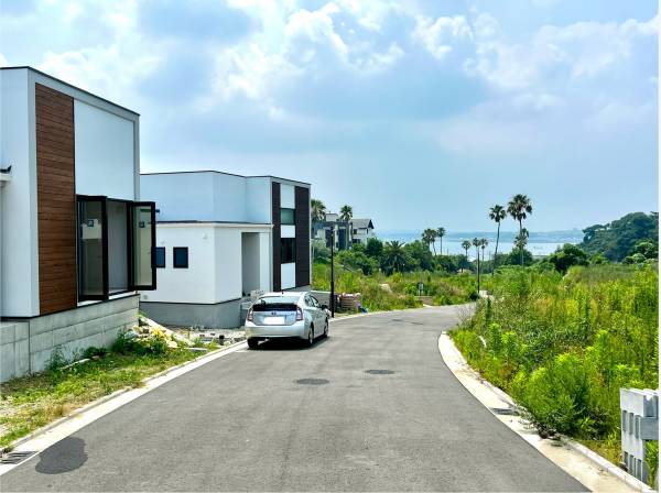 前面道路もゆったり、道路から海を眺めました。
