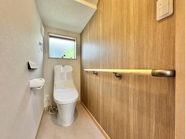 落ち着きある木目アクセントの上質空間