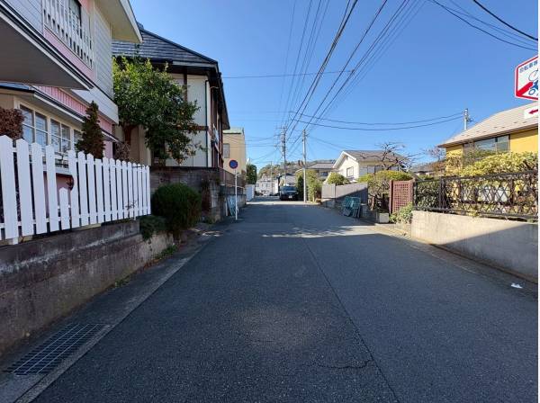 通りから1本中に入った場所にこちらの物件はあります。