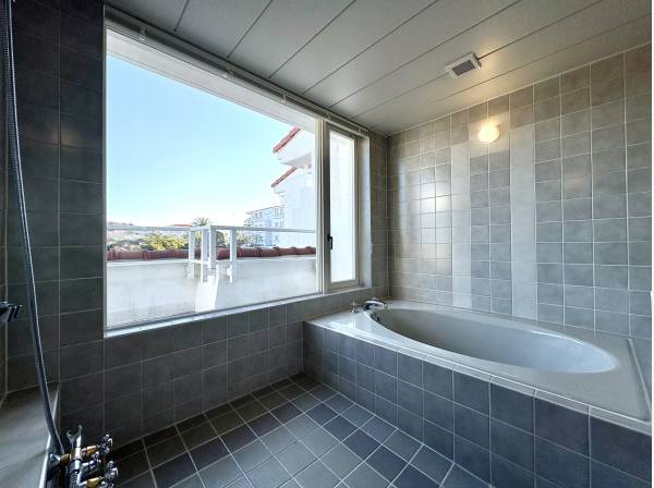 大きな窓が印象的な浴室