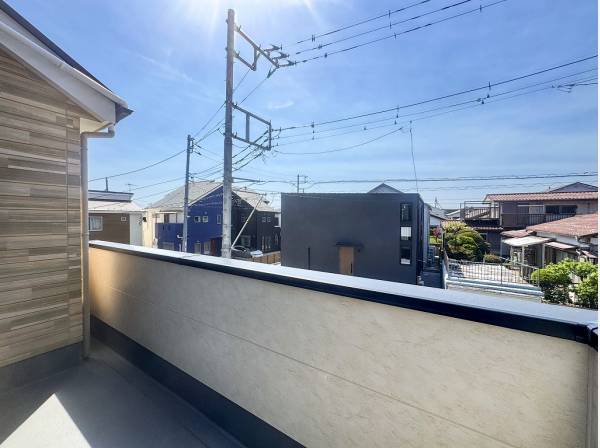 接道との程よい距離感がバルコニーにも開放感を与えます