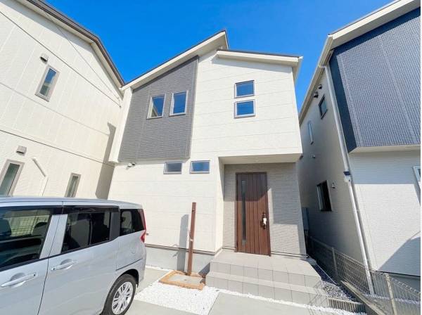 カースペース2台完備！スタイリッシュな外形デザインの新築一戸建て