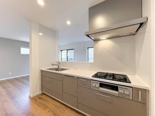 落ち着いた色合いのシステムキッチン