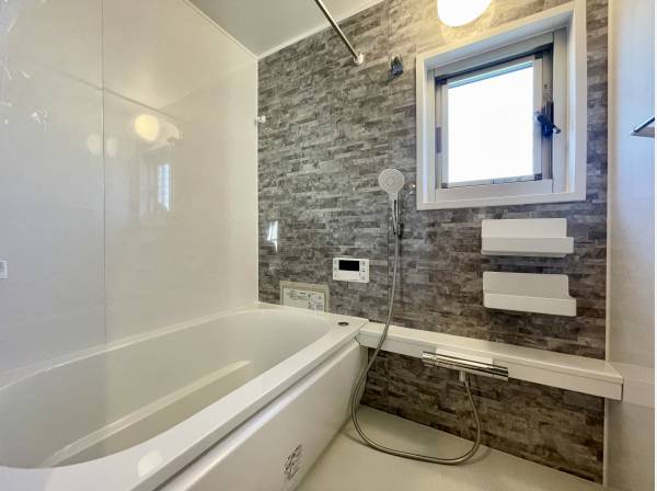 バスルームもリノベーションされているため清潔感がございます