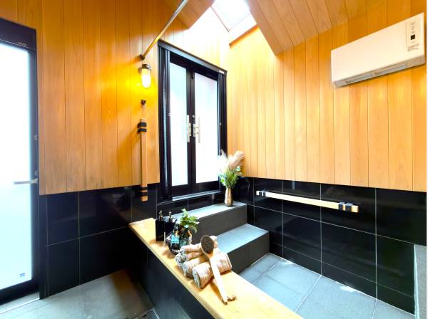 ウッドと石材のコンビネーションが美しい広々バスルーム(内風呂)