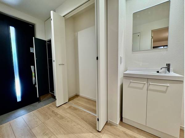 玄関の収納スペースが2か所あり、洗面台もりますよ。