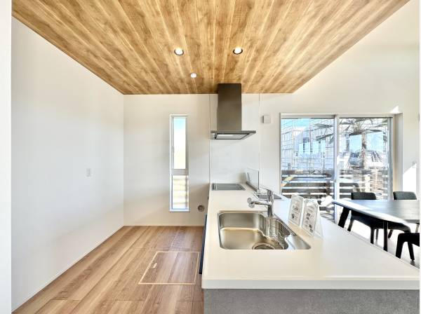 料理をしながら会話が弾む、開放的な対面キッチン。