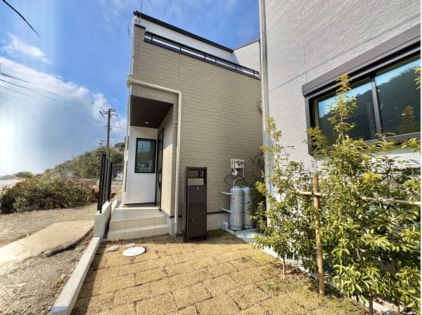 専用通路の敷地でも十分な日差しを確保します。