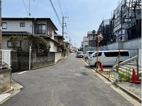 前面道路もとっても広々としております。
