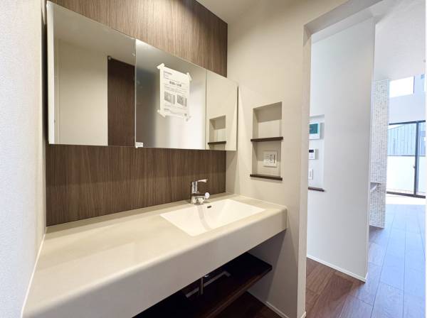 オープンで動線の良いサニタリースペース