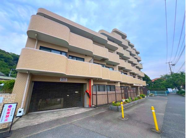 自然に囲まれた開けた場所に位置しており開放感がございます