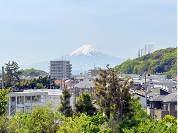 ルーフバルコニーからは富士山を望みます