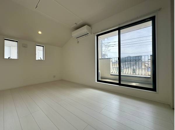 約8.1帖の広々した主寝室は陽当たり良好