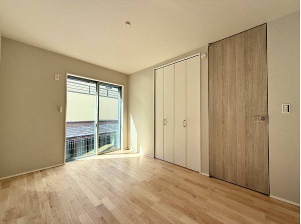 収納も豊富な洋室。