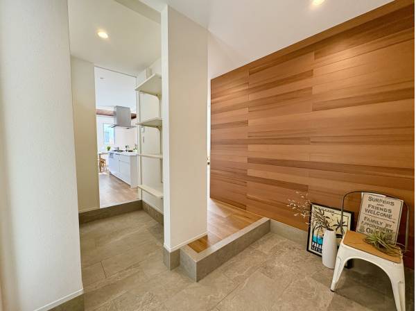 玄関ホールは回遊動線なのが嬉しいポイント！