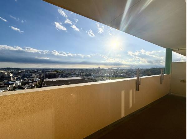 陽光降り注ぐバルコニー。遮るものがない特等席。