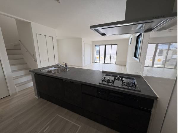 キッチンで料理しながら家族との会話が弾みそうですね！