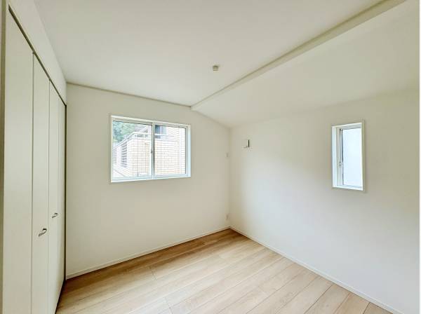 勉強や仕事に集中できる広さの5.5帖の洋室。