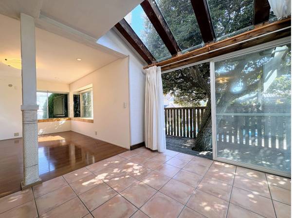 ゆとりあるLDK、ウッドテラスに出てゆったり過ごすこともできます