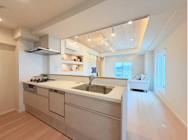 使い勝手の良さそうなキッチンで海を見ながらお料理ができます♪