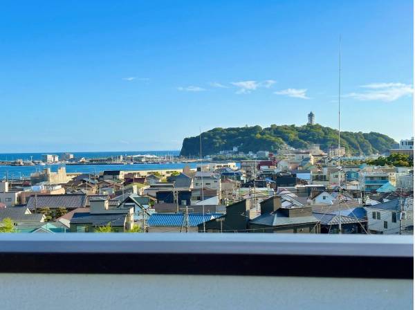 視線の先には、湘南の海と江の島が見えます