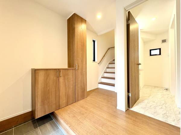 ゆったりとした玄関は収納もたっぷり