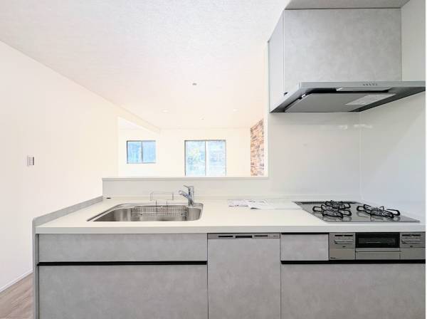 部屋を見渡せる対面式キッチン