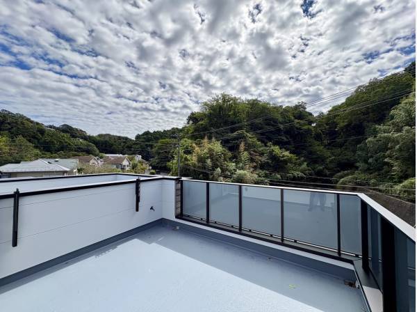 緑の借景を眺めるルーフバルコニーはお庭代わりに利用できます。