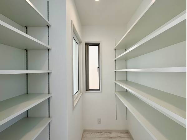 キッチン横には大容量のパントリースペース