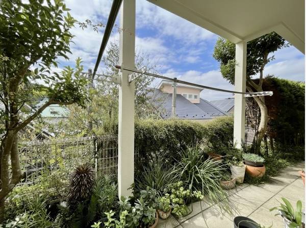 テラス付きのお庭スペースも陽当たり良好