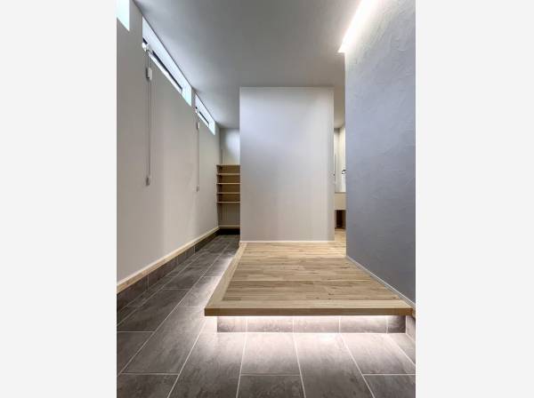 豊かな光が洗練感溢れるエントランスを演出