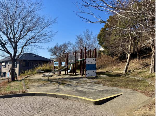 現地から徒歩1分（約80m）の公園。高台で風の通り抜けも気持ち良い。