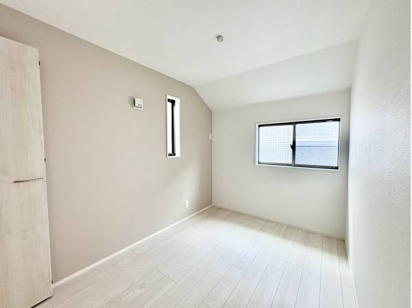 ベッドルーム　複数窓で明るいお部屋に！