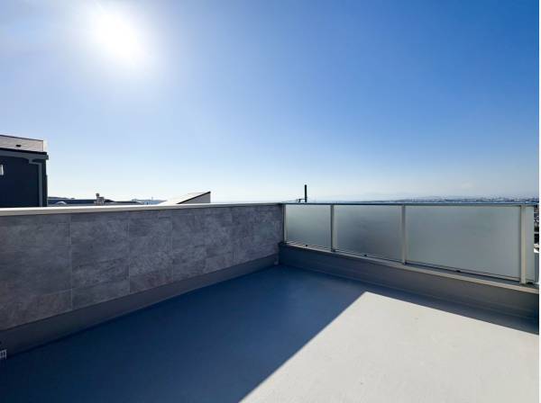 海・江ノ島・富士山を望む開放的なルーフバルコニー