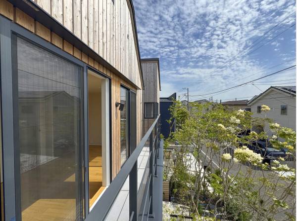 2階バルコニーもご覧の通り日当たり良好です。