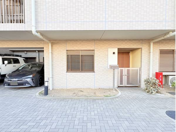 専用使用権付き駐車場　月額：16,000円