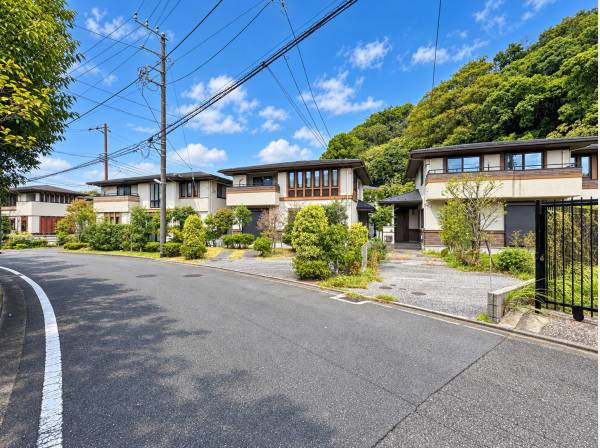整然とした美しい街並み。緑豊かで穏やかな住環境が広がります。