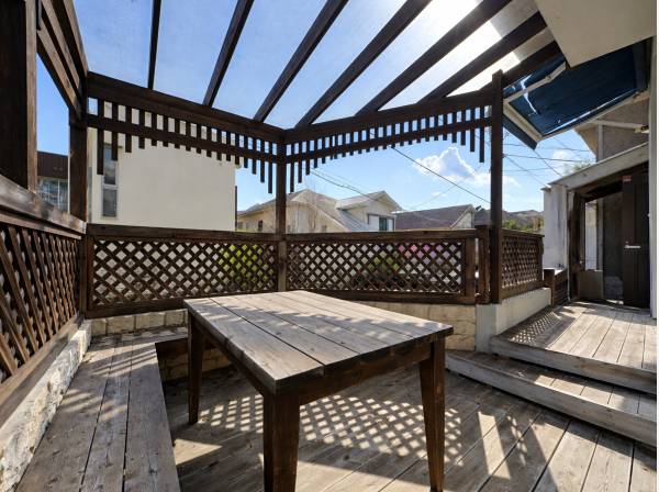 陽光が注ぐ開放的なウッドテラス