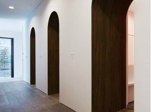 1階には可愛らしいアーチが素敵な３つのゲストルーム