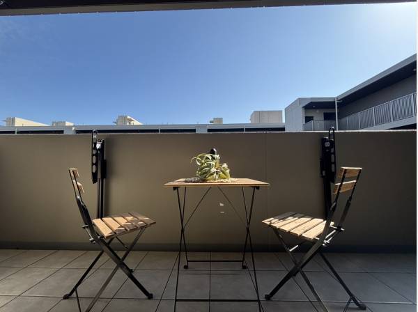 広々としたバルコニーで朝のコーヒーなどいかがでしょうか？