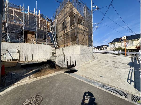 前面道路もゆったりです。車の駐車も楽々です。