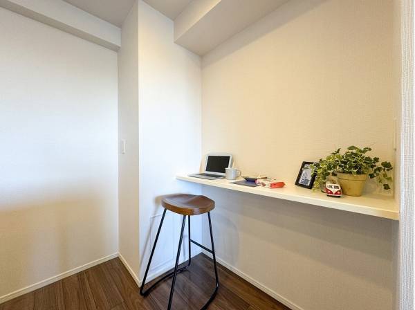 キッチン横に様々な用途で使えるカウンターを完備