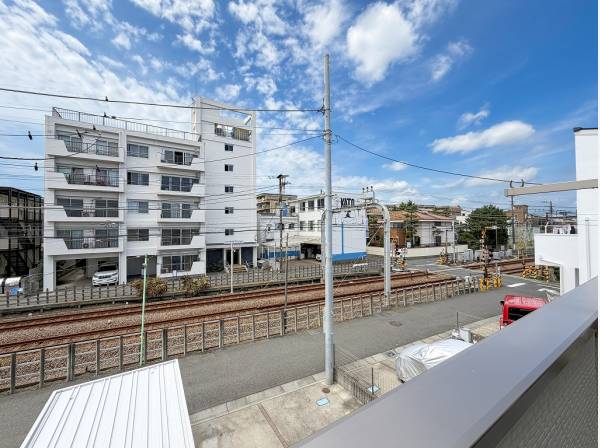 正面に隣接する建物がなく開放的な景色を愉しめます