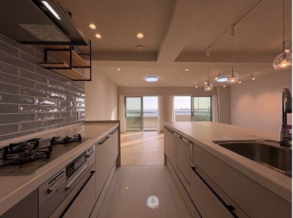 おしゃれなタイルを使用したキッチン