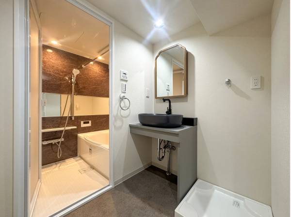 洗練された雰囲気漂うデコラティブな洗面化粧台